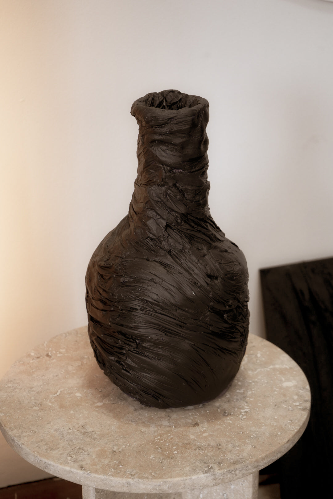 Jarrón Escultórico en Textura Orgánica negra