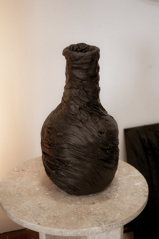 Jarrón Escultórico en Textura Orgánica negra